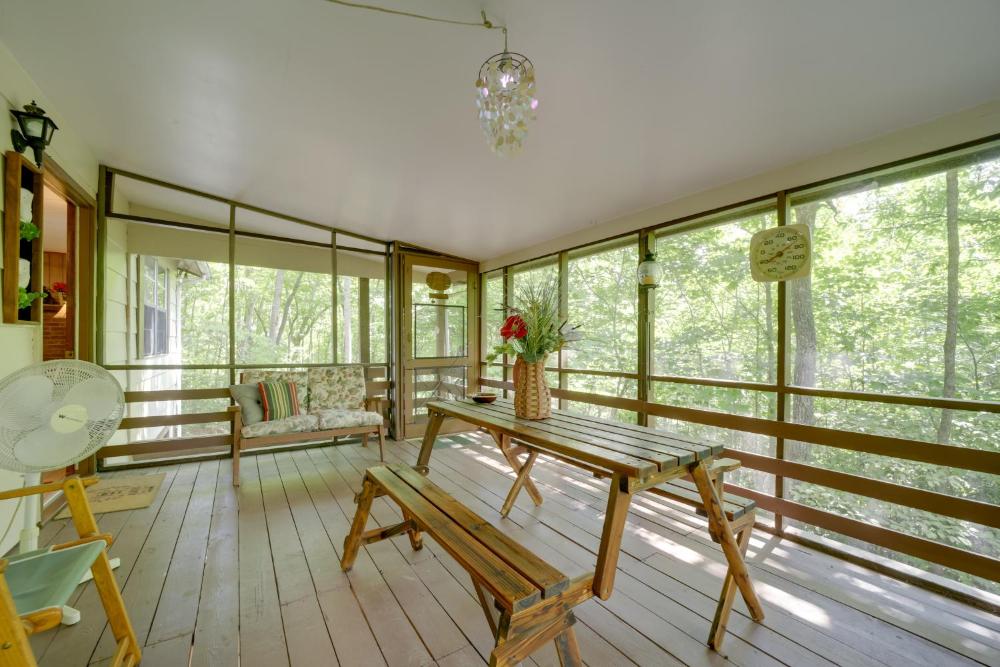 Smoky Mtn Hideaway Screened Porch and Fire Pit